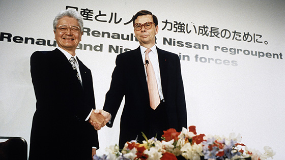 Nissan and Renault signs an agreement for a global alliance, including equity participation.