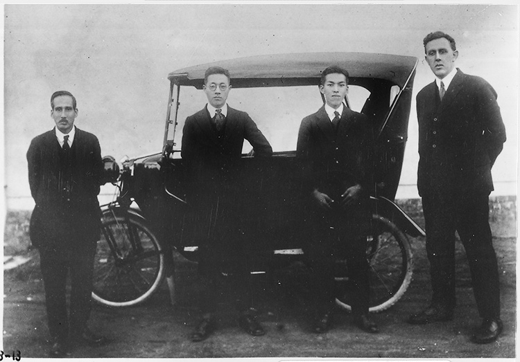 ゴルハム式三輪車を祝う人々。右端がゴルハム氏 ゴルハム式三輪車を祝う人々。右端がゴルハム氏