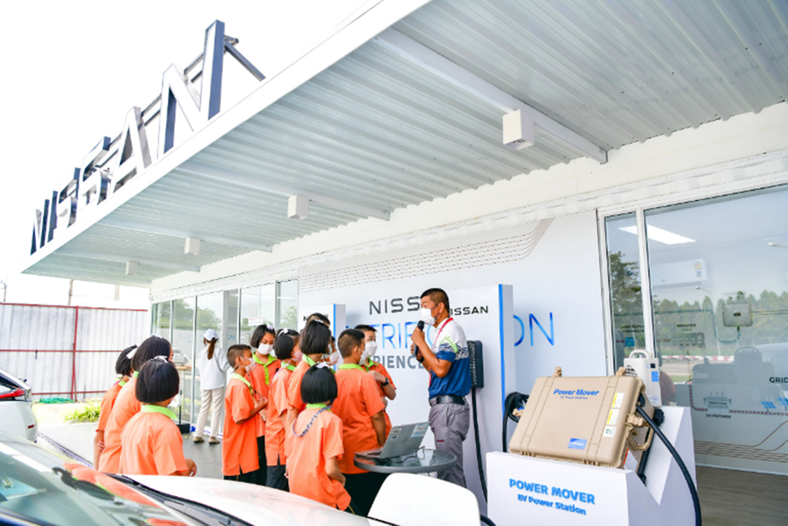 Nissan Motor (Thailand) employee explaining the Nissan Energy Share concept to students